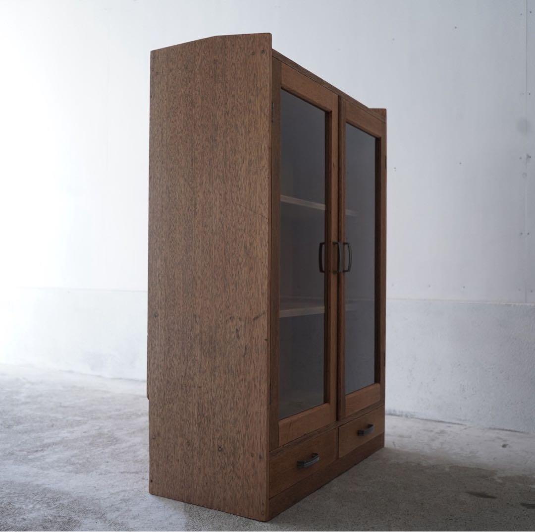 開き戸のキャビネット