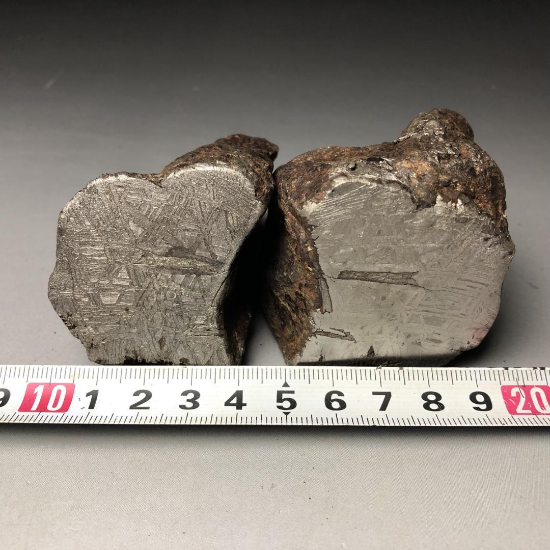 アルタイ隕石　隕石 全面カット　鉄隕石　原石　重さ約993ｇ　立て付き