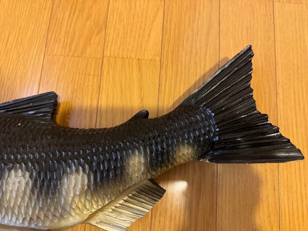 北海道の伝統的な木彫りの鮭（サケ）の彫刻　約60cm