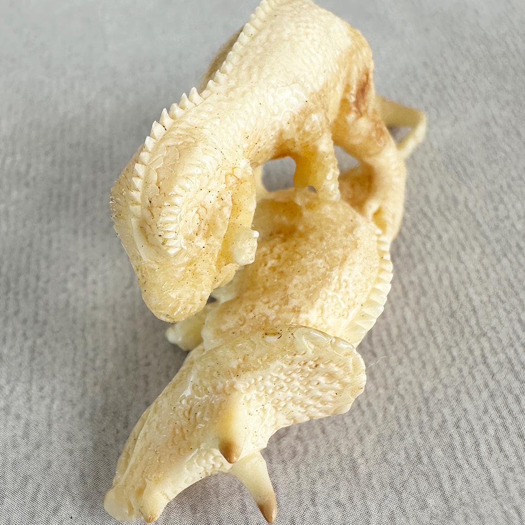 根付　置根付　恐竜　彫刻　セイウチ牙製　置物　ミ10